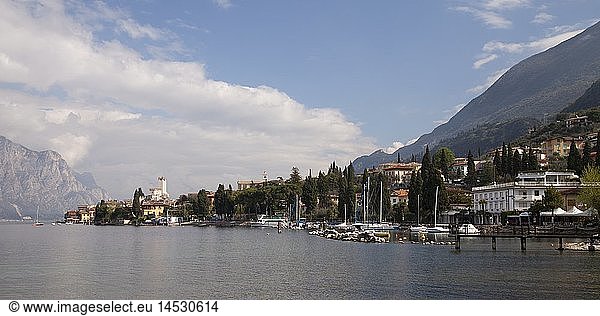 Geografie  Italien  Venetien  Malcesine  Ortsansicht mit Gardasee und Scaligerburg