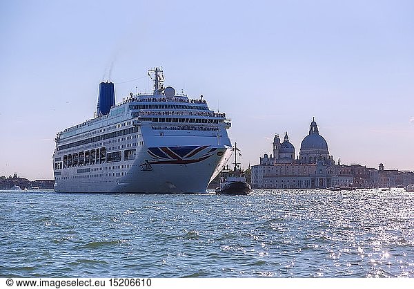 Geografie  Italien  Venetien  Venedig  Kreuzfahrtschiff Oriana der P & O Cruises im Canale di San Marco vor Santa Maria della Salute