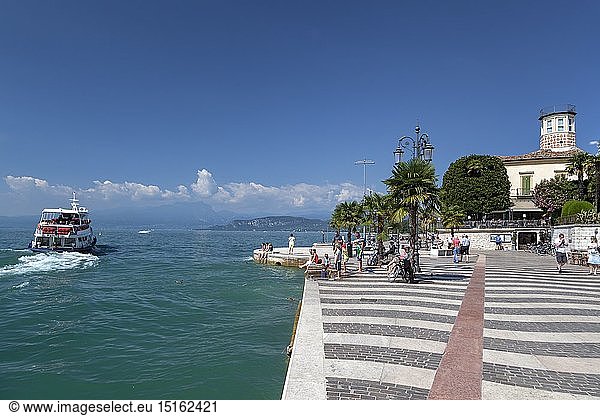 Geografie  Italien  Veneto  Lazise  Gardasee  Uferpromenade in Lazise  Gardasee  Venetien
