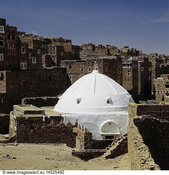 Geografie  Jemen  Schibam  kleine weiÃŸe Moschee in der Ortsmitte