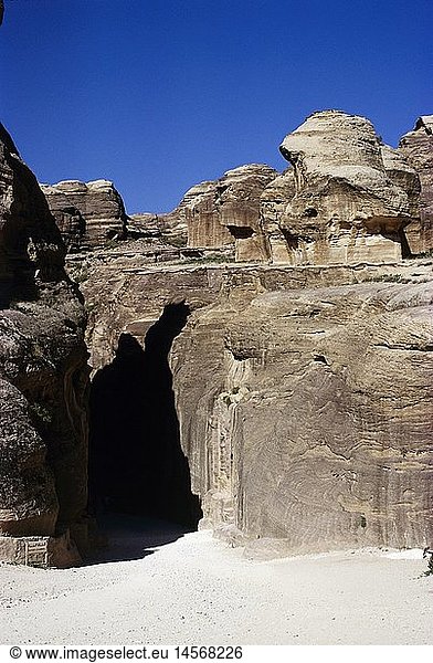 Geografie  Jordanien  Petra  GebÃ¤ude  der Sikh  Schlucht am Eingang nach Petra  2. oder 3. Jahrhundert n. Chr.