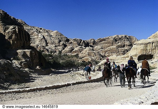 Geografie  Jordanien  Petra  GebÃ¤ude  Obeliskengrab  AuÃŸenansicht  Grabtempel  2. oder 3. Jahrhundert n. Chr.(links)  Touristen auf Pferden