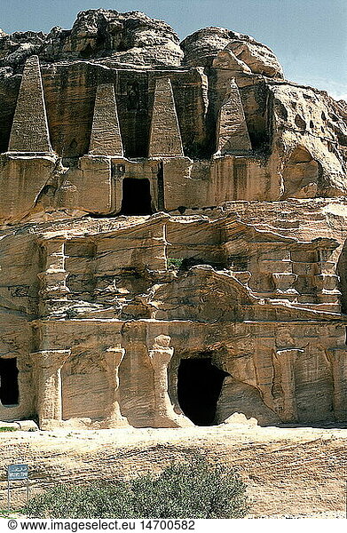 Geografie  Jordanien  Petra  Stadt der NabatÃ¤er ab dem 3. Jh.v.Chr.  GrÃ¤ber  Obeliskengrab  AuÃŸenansicht Geografie, Jordanien, Petra, Stadt der NabatÃ¤er ab dem 3. Jh.v.Chr., GrÃ¤ber, Obeliskengrab, AuÃŸenansicht,