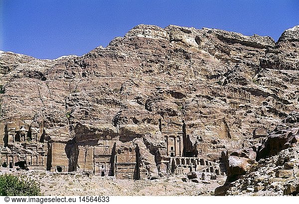 Geografie  Jordanien  Petra  Stadtansichten  Blick auf die kÃ¶niglichen FelsengrÃ¤ber mit dem dreistÃ¶ckigen Palastgrab