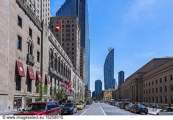 Geografie  Kanada  Toronto  Front Street mit Fairmont Royal York Hotel  Royal Bank Plaza und Union Station