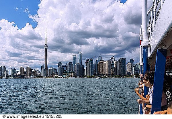 Geografie  Kanada  Toronto  Skyline von Downtown Toronto mit Rogers Centre und CN Tower von Toronto Island Ferry Boat
