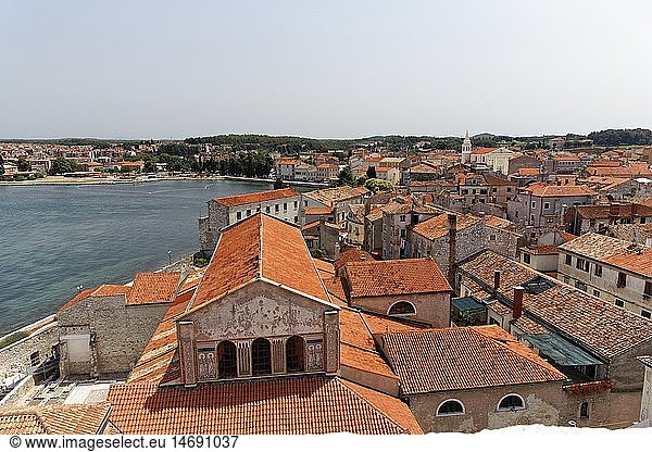 Geografie  Kroatien  Istrien  Porec  Blick von der Euphrasius-Basilika auf die Altstadt