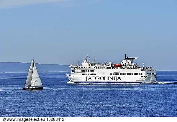 Geografie  Kroatien  Segelboot und FÃ¤hre der Gesellschaft Jadrolinja bei Split  Dalmatien