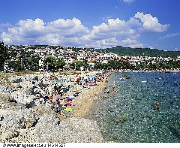 Geografie  Kroatien  Selce  Stadtansichten  Stadtansicht mit Badestrand im Vordergrund