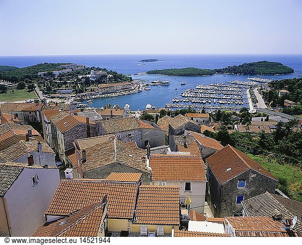 Geografie  Kroatien  Vrsar  Stadtansichten  Blick auf die Altstadt und die Istrische Riviera  vom Glockenturm der Pfarrkirche Sv. Martin aus