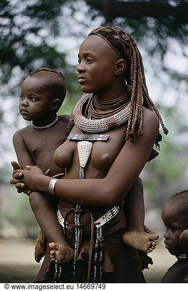 Geografie  Namibia  Menschen  Mutter mit Kindern  Namibia  Himba Frau mit Kindern vom Nomadenstamm der Himbas im Kaokoveld in Nord-Namibia