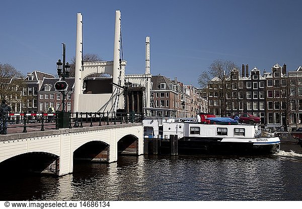 Geografie  Niederlande  Amsterdam  Magere Brug  BrÃ¼cke Ã¼ber der Amstel  Schiff fÃ¤hrt durch geÃ¶ffnete BrÃ¼cke