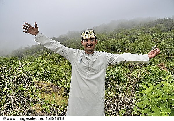 Geografie  Oman  Einheimischer freut sich wÃ¤hrend der Monsunzeit  Khareef-Season  Ã¼ber den Regen  bei Salalah  Dhofar-Region  Orient