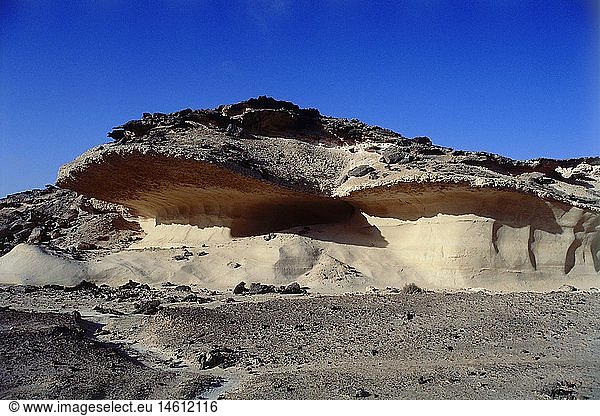 Geografie  Oman  Landschaften  Kalkstein-Auswaschungen am Rand eines Wadi bei Madrakah