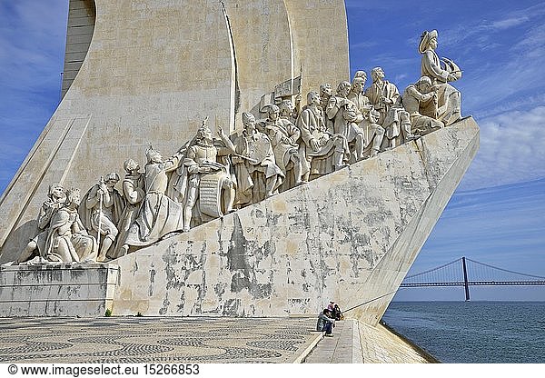 Geografie  Portugal  Denkmal der Entdeckungen  Padrao dos Descobrimentos  des Architekten Cottinelli Telmo am Tejo-Ufer im Stadtteil Belem  erinnert an Lissabons groÃŸe Zeit als Seefahrer-Stadt  ganz vorne an der Bugspitze Heinrich der Seefahrer  Lissabon