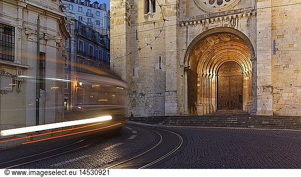 Geografie  Portugal  Lissabon  historische Tram an der Catedral Se Patriarcal  Alfama