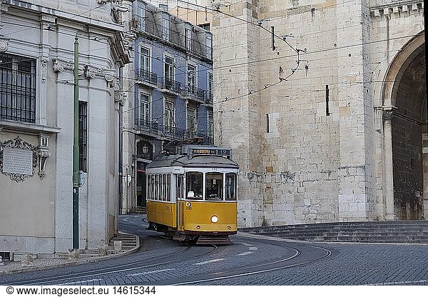 Geografie  Portugal  Lissabon  historische Tram an der Catedral Se Patriarcal  Alfama