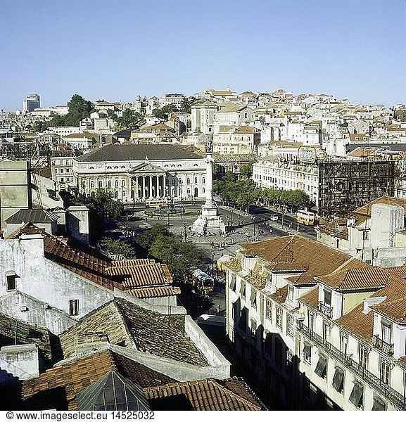 Geografie  Portugal  Lissabon  Stadtansicht  Blick auf den Platz Rossio und das Nationaltheater