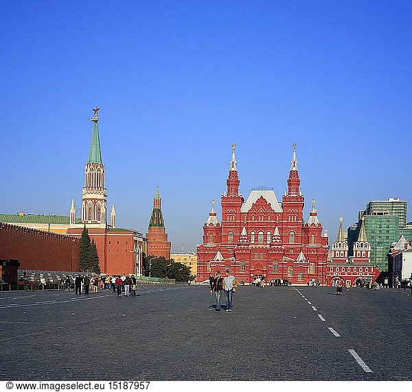 Geografie  Russland  Moskau  PlÃ¤tze  Roter Platz  Blick auf den Kreml (links) und das Staatliche Geschichtsmuseum