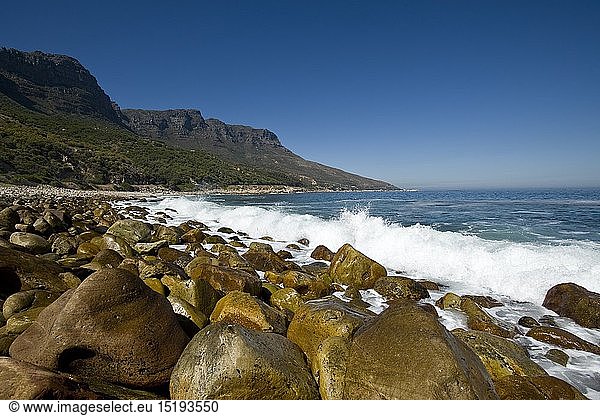 Geografie  SÃ¼dafrika  Kapstadt  KÃ¼ste und Brandung der Camps Bay