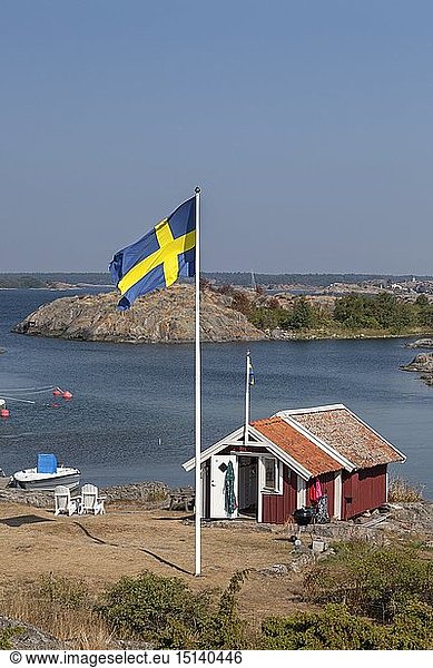 Geografie  Schweden  Stockholm lÃ¤n  NynÃ¤shamn  Schwedenrotes FerienhÃ¤uschen am Meer oberhalb Hafen Norrhamn auf Ã–ja  SÃ¶dermanland  Stockholm lÃ¤n  sÃ¼dlicher Stockholmer SchÃ¤rengarten  SÃ¼dschweden
