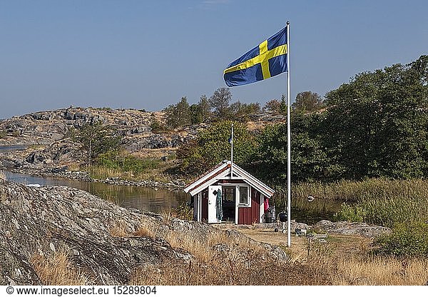 Geografie  Schweden  Stockholm lÃ¤n  NynÃ¤shamn  Schwedenrotes FerienhÃ¤uschen oberhalb Hafen Norrhamn auf Ã–ja  SÃ¶dermanland  Stockholm lÃ¤n  sÃ¼dlicher Stockholmer SchÃ¤rengarten  SÃ¼dschweden