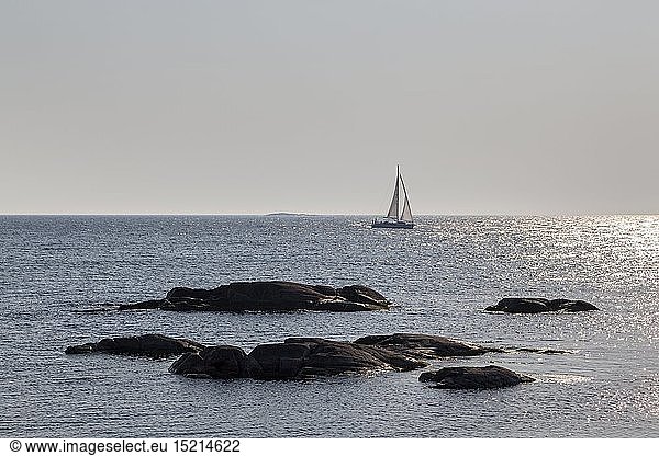 Geografie  Schweden  Stockholm lÃ¤n  NynÃ¤shamn  Segelboot in den SchÃ¤ren vor Landsort auf Ã–ja  SÃ¶dermanland  Stockholm lÃ¤n  sÃ¼dlicher Stockholmer SchÃ¤rengarten  SÃ¼dschweden