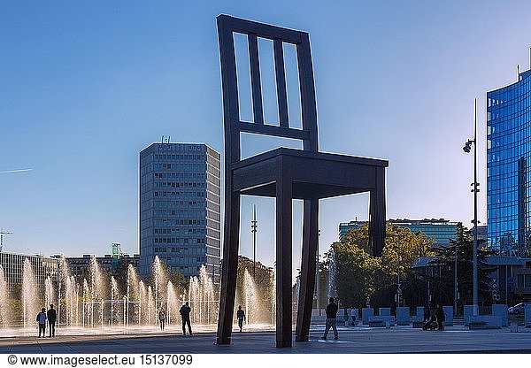 Geografie  Schweiz  Genf  Place des Nations mit Brunnen und Monumentalskulptur Broken Chair von Daniel Berset