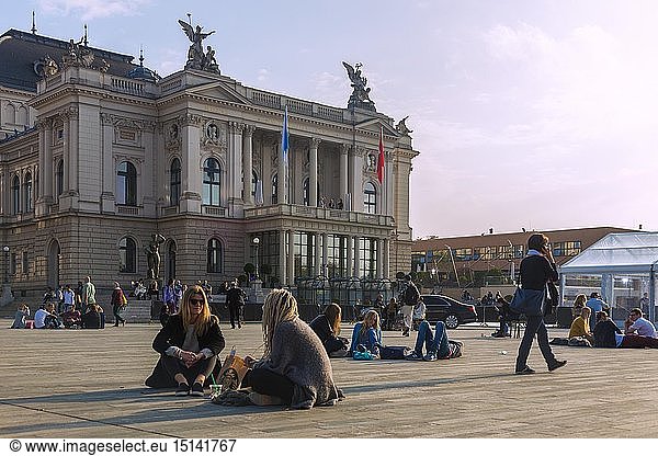 Geografie  Schweiz  ZÃ¼rich  Menschen auf dem Theaterplatz  Opernhaus