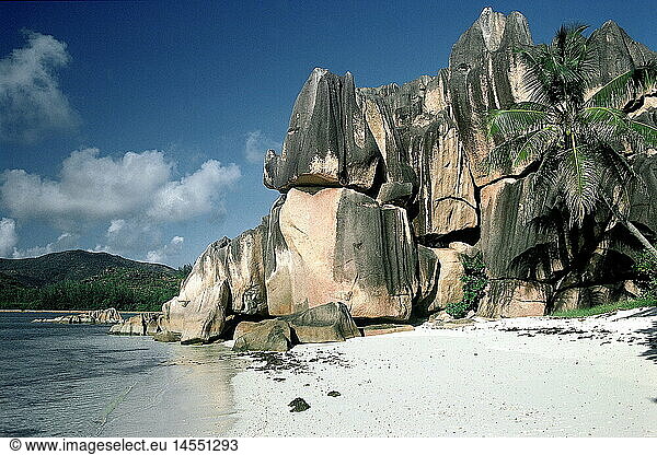 Geografie  Seychellen  Landschaften  Sandstrand mit Granitstein-Formation auf Curieuse Island Geografie, Seychellen, Landschaften, Sandstrand mit Granitstein-Formation auf Curieuse Island
