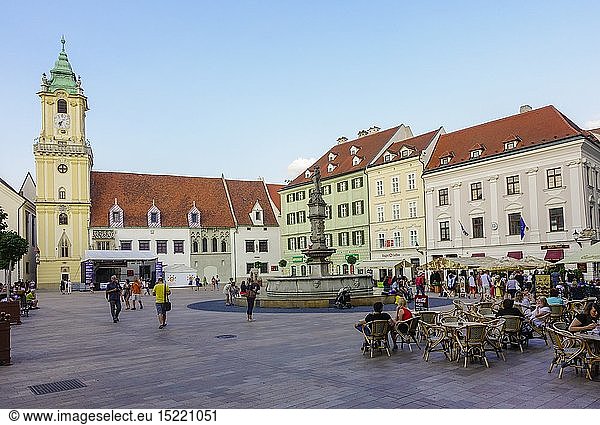 Geografie  Slowakei  Bratislava  Stadtzentrum  Hauptplatz mit altem Rathaus  2015