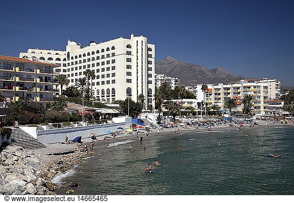 Geografie  Spanien  Andalusien  Costa del Sol  Nerja  Hotelanlage und Badestrand