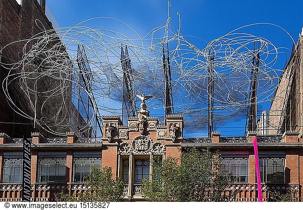Geografie  Spanien  Barcelona  Fundacio Antoni Tapies  Drahtskulptur Wolke und Stuhl  Nuvol i Cadira von Antoni Tapies auf dem Dach des GebÃ¤udes