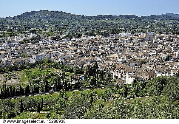 Geografie  Spanien  Blick von der Burg Santuari de Sant Salvador Ã¼ber die Altstadt  ArtÃ   Mallorca  Balearen