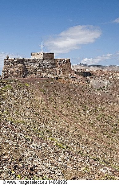 Geografie  Spanien  Kanarische Inseln  Lanzarote  Teguise  Castillo de Santa BÃ¡rbara (16. Jh.)  Wachturm  Schutzburg  Kraterrand des 'VolcÃ¡n de Guanapay'