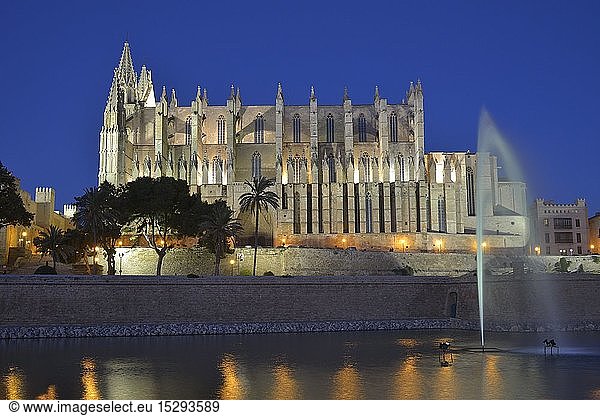 Geografie  Spanien  Kathedrale Sa Seu im letzten Tageslicht  Palma  Mallorca  Balearen