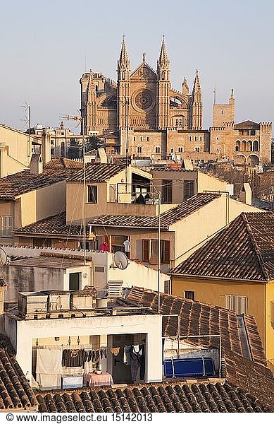Geografie  Spanien  Mallorca  Palma  Blick Ã¼ber die Altstadt auf die Kathedrale der Heiligen Maria  Palma de Mallorca