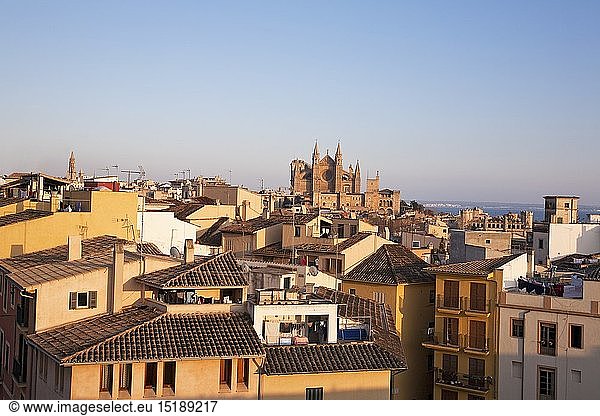 Geografie  Spanien  Mallorca  Palma  Blick Ã¼ber die Altstadt auf die Kathedrale der Heiligen Maria  Palma de Mallorca