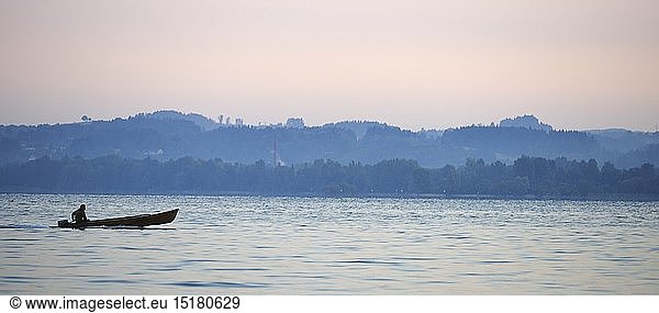 Geografie  Ã–sterreich  Bregenz  Fischer fÃ¤hrt auf die See