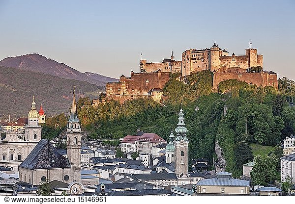 Geografie  Ã–sterreich  Salzburger Land  Salzburg  Blick Ã¼ber die Altstadt mit Kirchturm der Stiftskirche St. Peter auf Festung Hohensalzburg  Salzburg