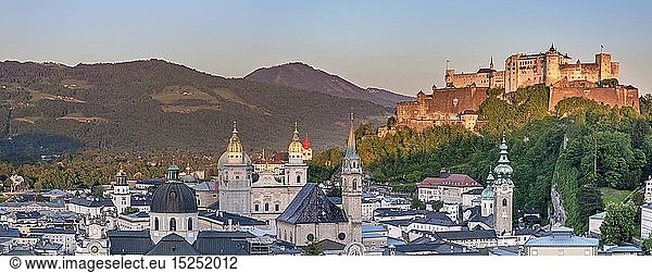Geografie  Ã–sterreich  Salzburger Land  Salzburg  Blick Ã¼ber die Altstadt mit Kirchturm der Stiftskirche St. Peter auf Festung Hohensalzburg  Salzburg