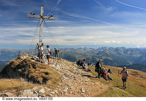 Geografie  Ã–sterreich  Vorarlberg  Kleinwalsertal  Hoher Ifen  Gipfel  Gipfelkreuz  Wanderer
