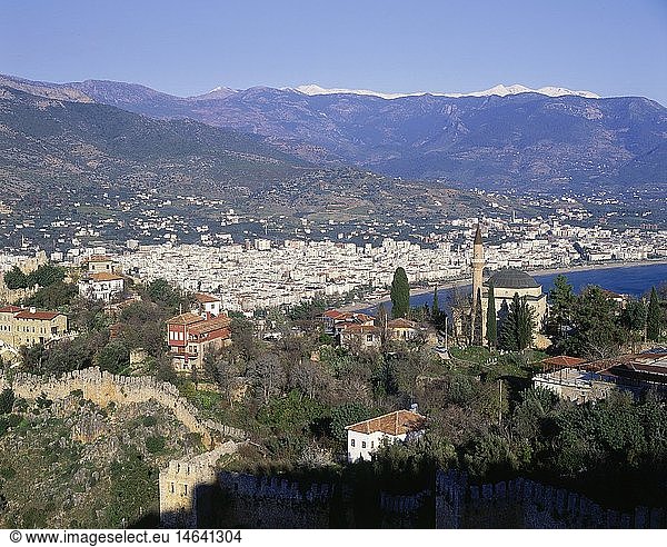 Geografie  TÃ¼rkei  Alanya  Stadtansichten  Blick vom Burgberg auf die Stadt  im Hintergrund das Taurusgebirge