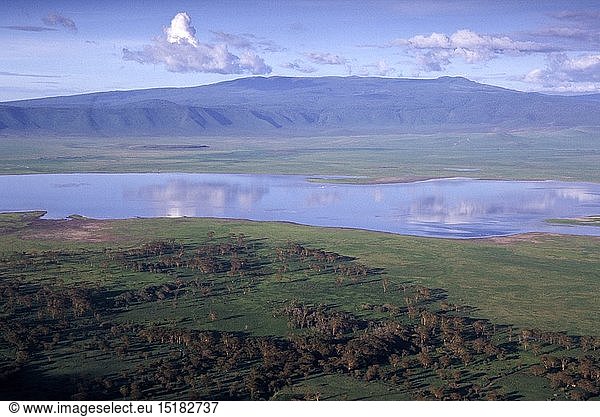 Geografie  Tansania  Landschaften  Blick in den Ngorongoro Krater mit Magadi-See wÃ¤hrend der Regenzeit