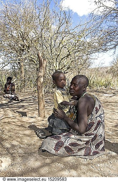 Geografie  Tansania  Menschen  JÃ¤ger und Sammler der Hadza  Frau mit Kind