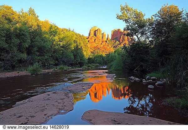Geografie  USA  Arizona  Cathedral Rock spiegelt sich im Oak Creek  Sedona  Red Rock Country