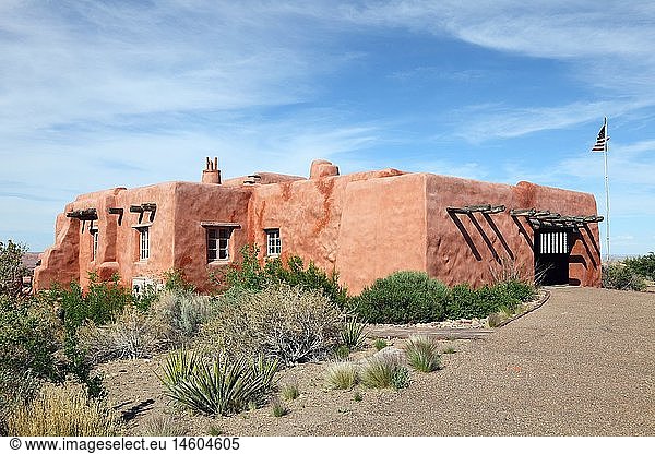 Geografie  USA  Arizona  Petrified Forest National Park  Painted Desert Inn im Adobe Stil  Aussenansicht