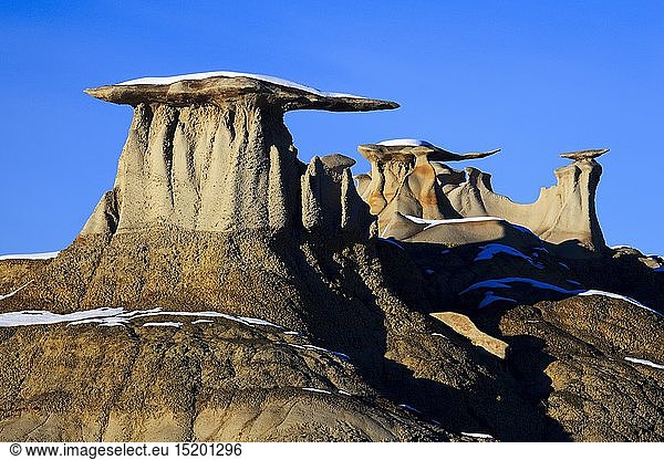 Geografie  USA  Bisti Badlands  Monolith und GesteinssÃ¤ule aus Lehm und Sandstein geformt  im Winter  Bisti Wilderness  New Mexico  Nord Amerika