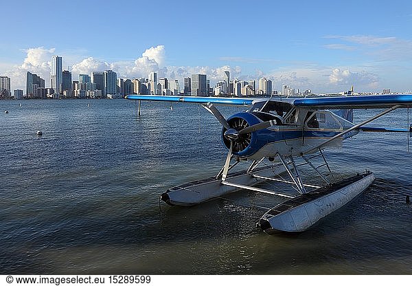 Geografie  USA  Florida  Key Biscayne  Wasserflugzeug vor Miami Skyline  Virginia Key  Key Biscayne