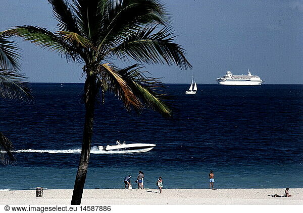 Geografie  USA  Florida  Miami Beach  Speedboat vor Palmenstrand Geografie, USA, Florida, Miami Beach, Speedboat vor Palmenstrand